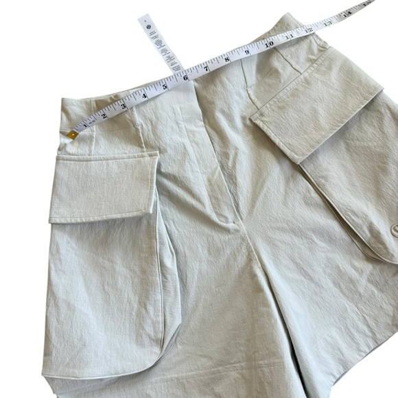 Lululemon Relaxed-Fit Super-High-Rise Cargo Short 4" in Bone - Picture 4 of 10